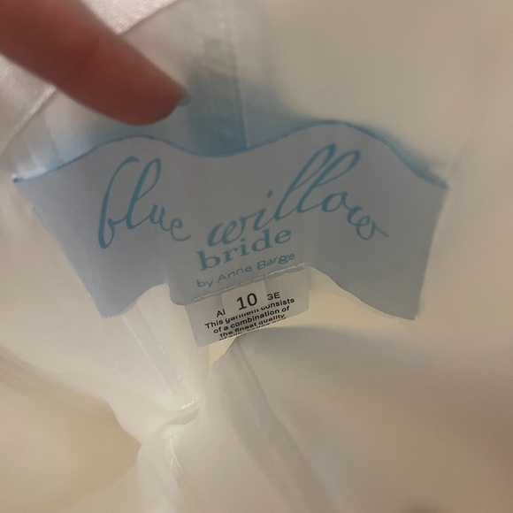 Wedding dress. Never worn, got pregnant. - Picture 4 of 4